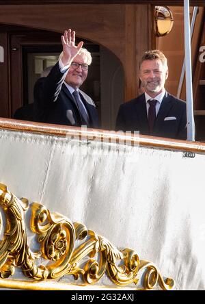 13. Juni 2021, Dänemark, Sønderborg: Bundespräsident Frank-Walter Steinmeier (l.) und Bo Tengberg, der Ehemann des dänischen Premierministers, stehen vor einem Abendessen auf der königlichen Yacht Dannebrog, die in Sønderborg (Sonderburg) vertäut ist. Bundespräsident Steinmeier und seine Frau sind anlässlich des 100. Jahrestages der Grenzziehung zwischen Deutschland und Dänemark im Jahr 1920 zu einem zweitägigen Besuch in Dänemark. Die Feierlichkeiten mussten 2020 aus Corona-Gründen verschoben werden und werden nun wieder gutgemacht. Foto: Bernd von Jutrczenka/dpa Stockfoto