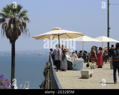 Lissabon, Lissabon Portugal. Juni 2021. (INT) Tourismus in Lissabon, Portugal. 13. Juni 2021, Lissabon, Portugal: Sonnige Tage und angenehmes Wetter bringen Touristen am Sonntag (13.) in Parks und auch zu Touristenattraktionen wie Jardim da Estrela und der Nähe der Kathedrale von Lissabon und Miradouro de Santa Luzia. Edson de Souza/TheNews2 Quelle: Edson De Souza/TheNEWS2/ZUMA Wire/Alamy Live News Stockfoto