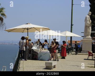 Lissabon, Lissabon Portugal. Juni 2021. (INT) Tourismus in Lissabon, Portugal. 13. Juni 2021, Lissabon, Portugal: Sonnige Tage und angenehmes Wetter bringen Touristen am Sonntag (13.) in Parks und auch zu Touristenattraktionen wie Jardim da Estrela und der Nähe der Kathedrale von Lissabon und Miradouro de Santa Luzia. Edson de Souza/TheNews2 Quelle: Edson De Souza/TheNEWS2/ZUMA Wire/Alamy Live News Stockfoto