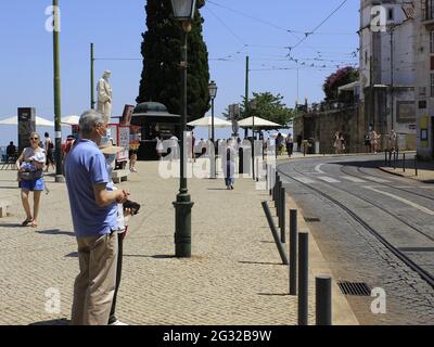 Lissabon, Lissabon Portugal. Juni 2021. (INT) Tourismus in Lissabon, Portugal. 13. Juni 2021, Lissabon, Portugal: Sonnige Tage und angenehmes Wetter bringen Touristen am Sonntag (13.) in Parks und auch zu Touristenattraktionen wie Jardim da Estrela und der Nähe der Kathedrale von Lissabon und Miradouro de Santa Luzia. Edson de Souza/TheNews2 Quelle: Edson De Souza/TheNEWS2/ZUMA Wire/Alamy Live News Stockfoto