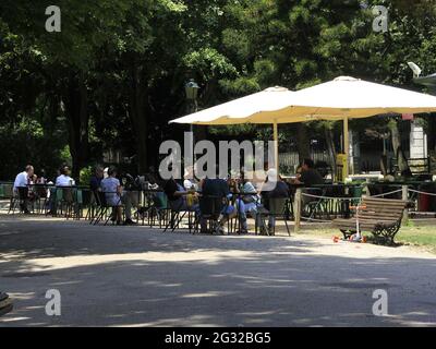 Lissabon, Lissabon Portugal. Juni 2021. (INT) Tourismus in Lissabon, Portugal. 13. Juni 2021, Lissabon, Portugal: Sonnige Tage und angenehmes Wetter bringen Touristen am Sonntag (13.) in Parks und auch zu Touristenattraktionen wie Jardim da Estrela und der Nähe der Kathedrale von Lissabon und Miradouro de Santa Luzia. Edson de Souza/TheNews2 Quelle: Edson De Souza/TheNEWS2/ZUMA Wire/Alamy Live News Stockfoto