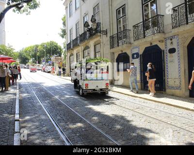 Lissabon, Lissabon Portugal. Juni 2021. (INT) Tourismus in Lissabon, Portugal. 13. Juni 2021, Lissabon, Portugal: Sonnige Tage und angenehmes Wetter bringen Touristen am Sonntag (13.) in Parks und auch zu Touristenattraktionen wie Jardim da Estrela und der Nähe der Kathedrale von Lissabon und Miradouro de Santa Luzia. Edson de Souza/TheNews2 Quelle: Edson De Souza/TheNEWS2/ZUMA Wire/Alamy Live News Stockfoto