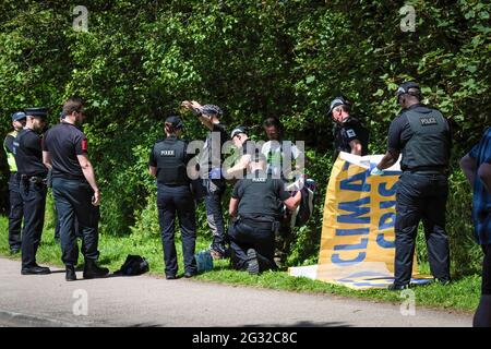Die Demonstranten der Extinction Rebellion werden von der Polizei in der Nähe des G7-Gipfels gestoppt und durchsucht. Umweltproteste versammeln sich in Cornwall, während der britische Premierminister Boris Johnson beim G7-Gipfel in Carbis Bay führende Persönlichkeiten aus den USA, Japan, Deutschland, Frankreich, Italien und Kanada empfängt. In diesem Jahr hat das Vereinigte Königreich Australien, Indien, Südafrika und Südkorea eingeladen, als Gastländer sowie die EU am Gipfeltreffen der Staats- und Regierungschefs teilzunehmen. Protestgruppen hoffen, den G7-Führern und einem globalen Publikum ihre verschiedenen Ursachen aufzeigen zu können, während sich die Augen der Welt während des Gipfels auf Cornwall konzentrieren. Stockfoto