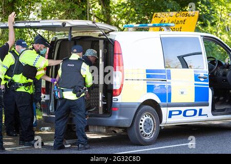 Ein Protestierender der Extinktionsaufstand wird verhaftet, nachdem er einen Kreisverkehr mit einem Transporter in der Nähe des G7-Gipfels blockiert hat, wodurch der Verkehr umgeleitet wird. Umweltproteste versammeln sich in Cornwall, während der britische Premierminister Boris Johnson beim G7-Gipfel in Carbis Bay führende Persönlichkeiten aus den USA, Japan, Deutschland, Frankreich, Italien und Kanada empfängt. In diesem Jahr hat das Vereinigte Königreich Australien, Indien, Südafrika und Südkorea eingeladen, als Gastländer sowie die EU am Gipfeltreffen der Staats- und Regierungschefs teilzunehmen. Protestgruppen hoffen, ihre verschiedenen Ursachen den G7-Führern und einem globalen Publikum als Augen des Wors aufzeigen zu können Stockfoto