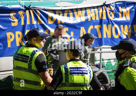 Ein Protestierender der Extinktionsaufstand wird verhaftet, nachdem er einen Kreisverkehr mit einem Transporter in der Nähe des G7-Gipfels blockiert hat, wodurch der Verkehr umgeleitet wird. Umweltproteste versammeln sich in Cornwall, während der britische Premierminister Boris Johnson beim G7-Gipfel in Carbis Bay führende Persönlichkeiten aus den USA, Japan, Deutschland, Frankreich, Italien und Kanada empfängt. In diesem Jahr hat das Vereinigte Königreich Australien, Indien, Südafrika und Südkorea eingeladen, als Gastländer sowie die EU am Gipfeltreffen der Staats- und Regierungschefs teilzunehmen. Protestgruppen hoffen, ihre verschiedenen Ursachen den G7-Führern und einem globalen Publikum als Augen des Wors aufzeigen zu können Stockfoto
