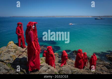 Die Rote Rebellenbrigade, die Teil der Extinction Rebellion-Bewegung ist, stellt sich auf den Kopf des heiligen Ives. Umweltproteste versammeln sich in Cornwall, während der britische Premierminister Boris Johnson beim G7-Gipfel in Carbis Bay führende Persönlichkeiten aus den USA, Japan, Deutschland, Frankreich, Italien und Kanada empfängt. In diesem Jahr hat das Vereinigte Königreich Australien, Indien, Südafrika und Südkorea eingeladen, als Gastländer sowie die EU am Gipfeltreffen der Staats- und Regierungschefs teilzunehmen. Protestgruppen hoffen, den G7-Führern und einem globalen Publikum ihre verschiedenen Ursachen aufzeigen zu können, während sich die Augen der Welt während des Gipfels auf Cornwall konzentrieren. (Foto von Andy Stockfoto