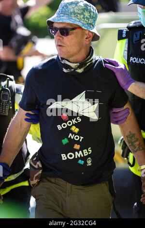 Ein Protestierender der Extinktionsaufstand wird verhaftet, nachdem er einen Kreisverkehr mit einem Lieferwagen in der Nähe des G7-Gipfelgeldes blockiert hat, wodurch der Verkehr umgeleitet wird. Umweltproteste versammeln sich in Cornwall, während der britische Premierminister Boris Johnson beim G7-Gipfel in Carbis Bay führende Persönlichkeiten aus den USA, Japan, Deutschland, Frankreich, Italien und Kanada empfängt. In diesem Jahr hat das Vereinigte Königreich Australien, Indien, Südafrika und Südkorea eingeladen, als Gastländer sowie die EU am Gipfeltreffen der Staats- und Regierungschefs teilzunehmen. Protestgruppen hoffen, ihre verschiedenen Ursachen den G7-Führern und einem globalen Publikum als Augen der Welt vor Augen zu führen Stockfoto