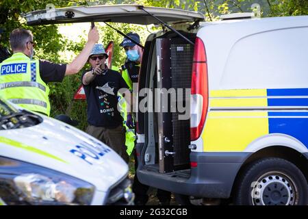 Ein Protestierender der Extinktionsaufstand wird verhaftet, nachdem er einen Kreisverkehr mit einem Transporter in der Nähe des G7-Gipfels blockiert hat, wodurch der Verkehr umgeleitet wird. Umweltproteste versammeln sich in Cornwall, während der britische Premierminister Boris Johnson beim G7-Gipfel in Carbis Bay führende Persönlichkeiten aus den USA, Japan, Deutschland, Frankreich, Italien und Kanada empfängt. In diesem Jahr hat das Vereinigte Königreich Australien, Indien, Südafrika und Südkorea eingeladen, als Gastländer sowie die EU am Gipfeltreffen der Staats- und Regierungschefs teilzunehmen. Protestgruppen hoffen, ihre verschiedenen Ursachen den G7-Führern und einem globalen Publikum als Augen des Wors aufzeigen zu können Stockfoto