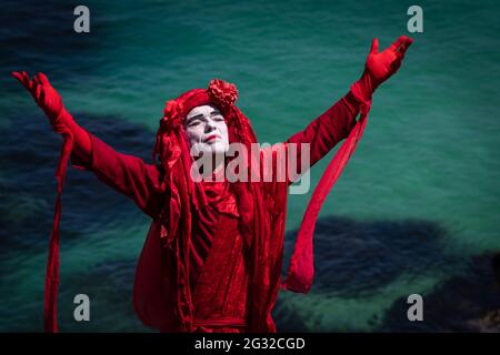 Die Rote Rebellenbrigade, die Teil der Extinction Rebellion-Bewegung ist, stellt sich auf den Kopf des heiligen Ives. Umweltproteste versammeln sich in Cornwall, während der britische Premierminister Boris Johnson beim G7-Gipfel in Carbis Bay führende Persönlichkeiten aus den USA, Japan, Deutschland, Frankreich, Italien und Kanada empfängt. In diesem Jahr hat das Vereinigte Königreich Australien, Indien, Südafrika und Südkorea eingeladen, als Gastländer sowie die EU am Gipfeltreffen der Staats- und Regierungschefs teilzunehmen. Protestgruppen hoffen, den G7-Führern und einem globalen Publikum ihre verschiedenen Ursachen aufzeigen zu können, während sich die Augen der Welt während des Gipfels auf Cornwall konzentrieren. (Foto von Andy Stockfoto
