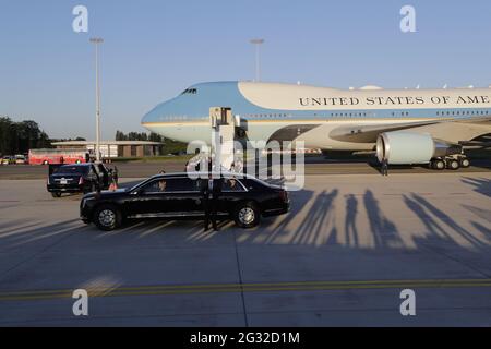 Die Abbildung zeigt eine amerikanische Limousine mit US-Präsident Joe Biden vor der Air Force One bei der Ankunft des Präsidenten der Vereinigten Staaten Stockfoto