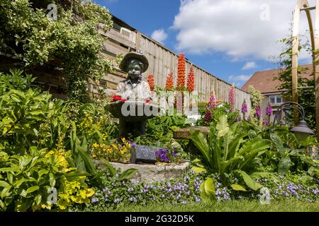 Schöner Garten im Landhausstil mit bunten Lupinen & Füchshandschuhen ‘Digitalis purea’ Stockfoto