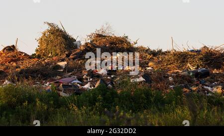 Müllberge schaffen einen künstlichen Hügel an einer Müllhalde. Stockfoto