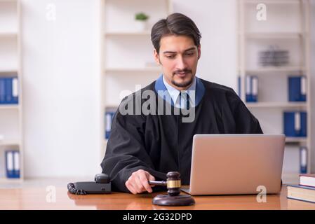 Junger Richter, der im Gerichtssaal arbeitet Stockfoto