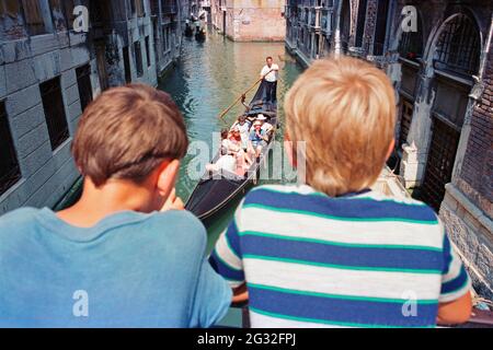 Kinder beobachten Gondeln, Venedig, August 1988, Venetien, Italien Stockfoto