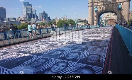 Tower Bridge, London, 13. Juli 2021. Inside Out Project Kunstausstellung im Freien mit Porträts von Londoner, die auf der Tower Bridge auf die Straße geklebt wurden. Stockfoto