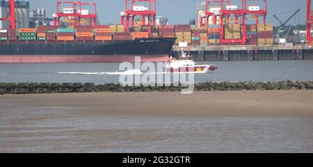 Boarder Patrol Schiff, das die Fähre von Dublin zum Dock in Liverpool führt Stockfoto