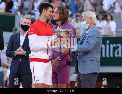 Paris, Frankreich. Juni 2021. Sieger Novak Djokovic aus Serbien erhält die Trophäe von Bjorn Borg, während Jim Courier und Finalist Stefanos Tsitsipas aus Griechenland während der Trophäenzeremonie des Herrenfinales am 15. Tag der Roland-Garros 2021, French Open 2021, einem Grand Slam Tennisturnier am 13. Juni, 2021 im Roland-Garros-Stadion in Paris, Frankreich - Foto Jean Catuffe/DPPI Quelle: DPPI Media/Alamy Live News Stockfoto