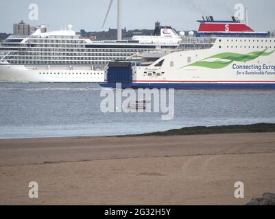 Norbank, ein Roll-on- und Roll-off-Schiff, das von und nach Dublin kommt und das Viking Venus-Kreuzschiff passiert Stockfoto