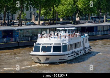 London, Großbritannien. Juni 2021. Ein Boot voller Passagiere, das vom Westminster Pier in London aus gesehen wird. Kredit: SOPA Images Limited/Alamy Live Nachrichten Stockfoto