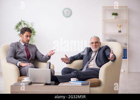 Zwei Geschäftsleute diskutieren Projekt im Büro Stockfoto
