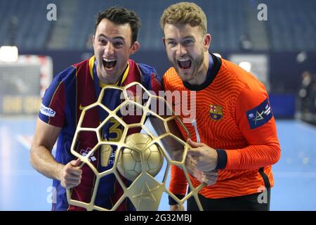 Köln, Deutschland . Juni 2021. Aitor Arino und Gonzalo Perez de Vargas vom FC Barcelona während des EHF Champions League Final4 Handballmatches zwischen FC Barcelone und Aalborg Handbol am 13. Juni 2021 in der Lanxess Arena in Köln, Deutschland Credit: DPPI Media/Alamy Live News Stockfoto