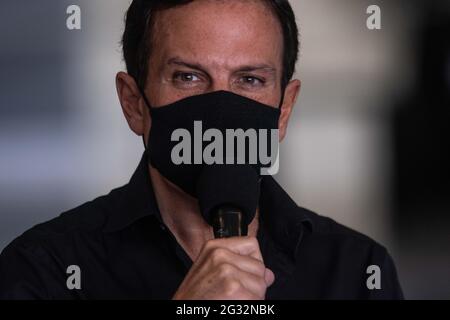 Sao Paulo, Sao Paulo, Brasilien. Juni 2021. JOAO DORIA, Gouverneur von Sao Paulo, nimmt an einer Pressekonferenz im Hauptquartier der Regierung Teil, um über die Vorwegnahme des Impfplans gegen Covid 19 zu sprechen. Die Regierung hofft, die gesamte Bevölkerung von Sao Paulo mit mehr als 18 Jahren bis zum 15. September zu impfen. Quelle: Paulo Lopes/ZUMA Wire/Alamy Live News Stockfoto