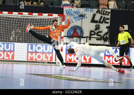 Köln, Deutschland . Juni 2021. Cyril Dumoulin von HBC Nantes, Kamil Syprzak von Paris Saint-Germain während der EHF Champions League, Final4, 3. Platz Handballspiel zwischen HBC Nantes und Paris Saint-Germain am 13. Juni 2021 in der Lanxess-Arena in Köln, Deutschland - Foto Laurent Lairys/Panoramic/DPPI Credit: DPPI Media/Alamy Live News Stockfoto