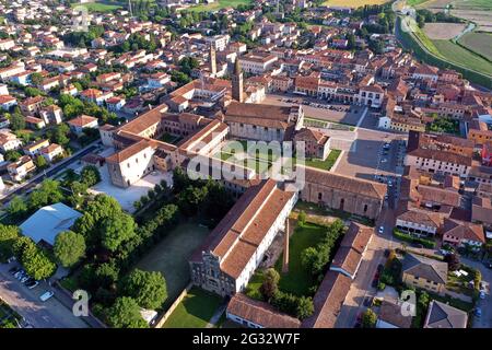 Luftaufnahme der Abtei von Polirone in San Benedetto Po, Mantua, Italien Stockfoto