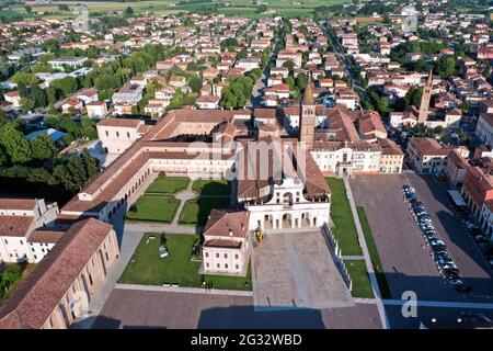 Luftaufnahme der Abtei von Polirone in San Benedetto Po, Mantua, Italien Stockfoto