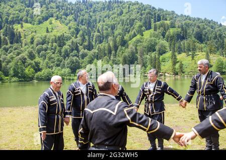 Artvin/Türkei - 19/06/2014 : Lokal Folk Dance Team von der Karagol Lakeside Stockfoto