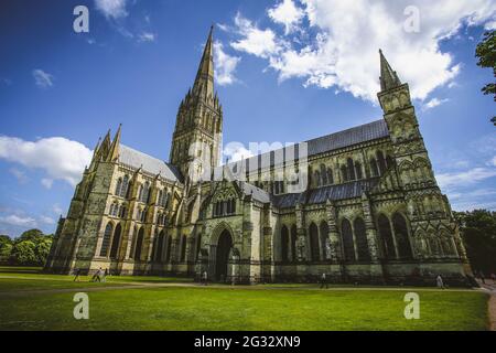 Die majestätische Salisbury Cathedral oder Cathedral Church of the Blessed Virgin Mary in Salisbury, England Stockfoto