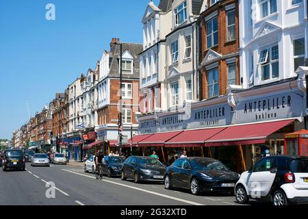 Restaurants, Geschäfte und Gebäude entlang der Green Lanes, Harringay, North London, Großbritannien, im Sommer Stockfoto