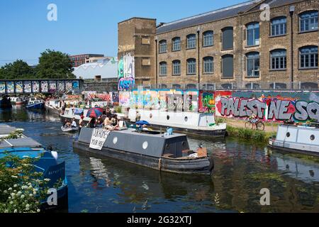 Narrowboats während eines Protestes auf der River Lea Navigation in Hackney Wick, London, Großbritannien, im Juni 2021 Stockfoto