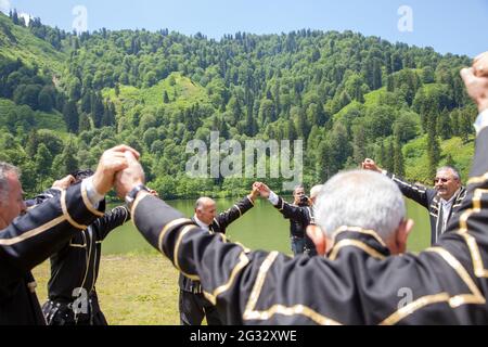 Artvin/Türkei - 19/06/2014 : Lokal Folk Dance Team von der Karagol Lakeside Stockfoto