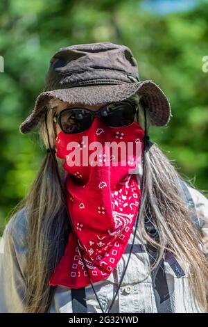 Karen Rentz verwendete 2020 eine Bandana als Covid-19-Maske auf dem High Rock Lookout Trail, Gifford Pinchot National Forest, Washington State, USA Stockfoto