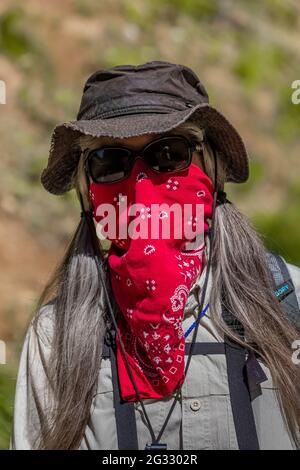 Karen Rentz verwendete 2020 eine Bandana als Covid-19-Maske auf dem High Rock Lookout Trail, Gifford Pinchot National Forest, Washington State, USA Stockfoto