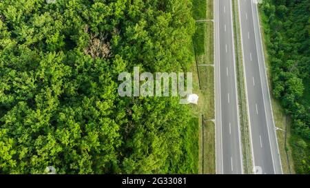 Luftaufnahme. Kläranlage. Vertikales Schwenken. Drohne fliegt vorwärts. Kläranlage. 4K Stockfoto