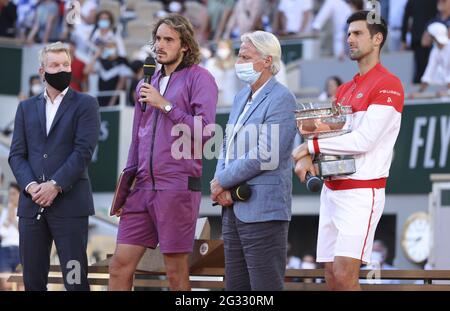 Paris, Frankreich. Juni 2021. Von links Jim Courier, Finalist Stefanos Tsitsipas aus Griechenland, Bjorn Borg, Sieger Novak Djokovic aus Serbien während der Trophäenzeremonie des Herrenfinales am 15. Tag der Roland-Garros 2021, French Open 2021, einem Grand Slam Tennisturnier am 13. Juni 2021 im Roland-Garros Stadion in Paris, Frankreich - Foto Jean Catuffe/DPPI/LiveMedia Kredit: Unabhängige Fotoagentur/Alamy Live News Stockfoto