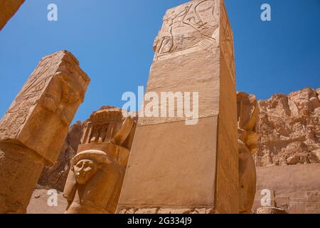 Säulen am Totentempel der Hatschepsut, Deir el-Bahari, in der Nähe von Luxor, Ägypten Stockfoto