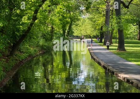 Menschen trainieren entlang des Kanals im Brandywine Park am Brandywine River im Downtown District, Wilmington, Delaware, USA Stockfoto