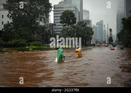 Jakarta, Indonesien. Februar 2015. Arbeiter des Stadtplanungsbüros versuchten zu finden, ob das Entwässerungssystem der Straße verstopft ist, nachdem ein kontinuierlicher Regen Jakarta überflutet hatte, auf der Thamrin Street, die sich über das Herz der indonesischen Hauptstadt erstreckt. Stockfoto