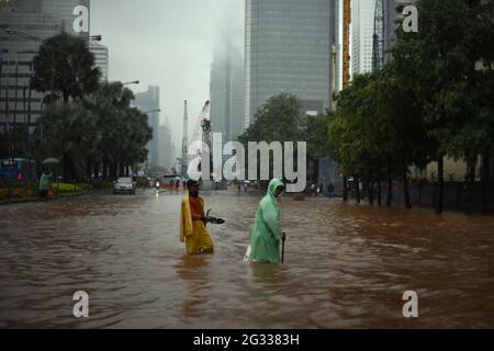 Jakarta, Indonesien. Februar 2015. Arbeiter des Stadtplanungsbüros versuchten zu finden, ob das Entwässerungssystem der Straße verstopft ist, nachdem ein kontinuierlicher Regen Jakarta überflutet hatte, auf der Thamrin Street, die sich über das Herz der indonesischen Hauptstadt erstreckt. Stockfoto