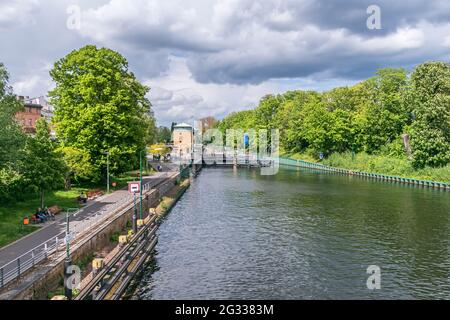 Berlin, Deutschland - 23. Mai 2021: Spandauer Schleusen an der Havel in der Nähe der Altstadt von Spandau mit Tor und Gebäude, die die Obere Havel verbinden Stockfoto