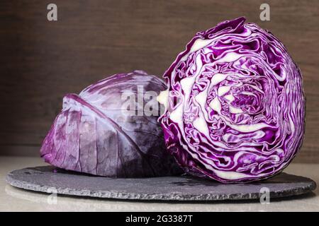 Die Nahaufnahme von Rotkohl in zwei Hälften geschnitten auf Holz Hintergrund Stockfoto