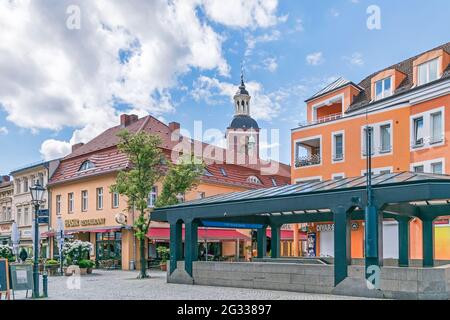 Berlin, Deutschland - 23. Mai 2021: Altstadt und Altstadt des Stadtteils Spandau in den westlichen Vororten mit der U-Bahn-Station Altstadt Spandau an Stockfoto