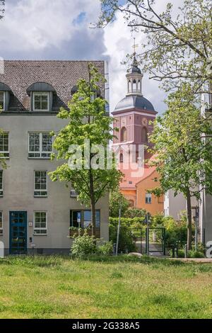 Berlin, Deutschland - 23. Mai 2021: Blick von der Havelpromenade Lindenufer auf die Nikolaikirche, die im späten 14. Jahrhundert in der Altstadt erbaut wurde Stockfoto