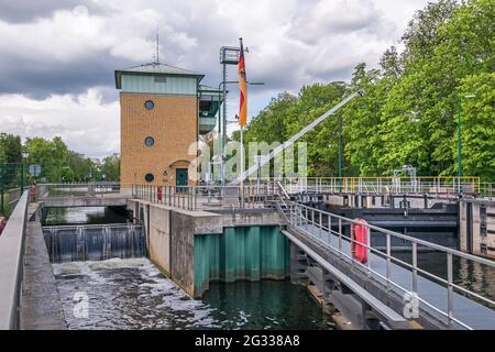 Berlin, Deutschland - 23. Mai 2021: Spandauer Schleusen an der Havel in der Nähe der Altstadt von Spandau mit Tor und Gebäude, die die Obere Havel verbinden Stockfoto