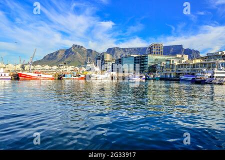 V&A ( Victoria und Alfred ) Hafen am Wasser vor dem Tafelberg in Kapstadt Südafrika Stockfoto