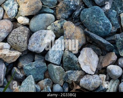 Farbige Steine auf dem Boden verstreut Stockfoto