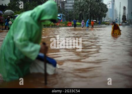 Jakarta, Indonesien. Februar 2015. Arbeiter des Stadtplanungsbüros versuchten zu finden, ob das Entwässerungssystem der Straße verstopft ist, nachdem ein kontinuierlicher Regen Jakarta überflutet hatte, auf der Thamrin Street, die sich über das Herz der indonesischen Hauptstadt erstreckt. Stockfoto